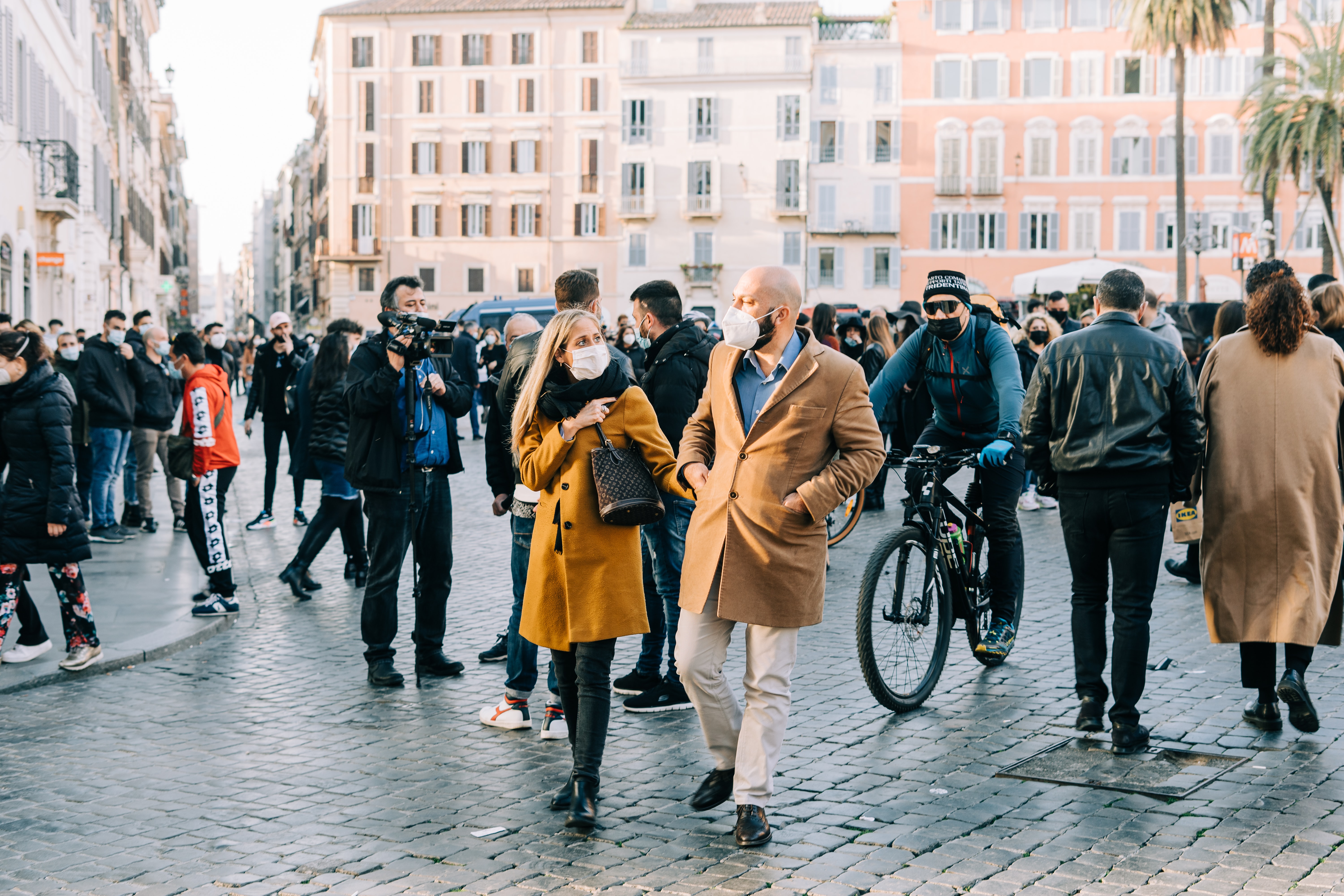 Peopel walking in Rome